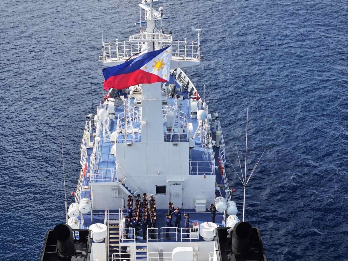 Mais-isa ti bandera ti Filipinas iti BRP Teresa Magbanua iti West Philippine Sea. (Ladawan manipud iti Philippine Coast Guard)