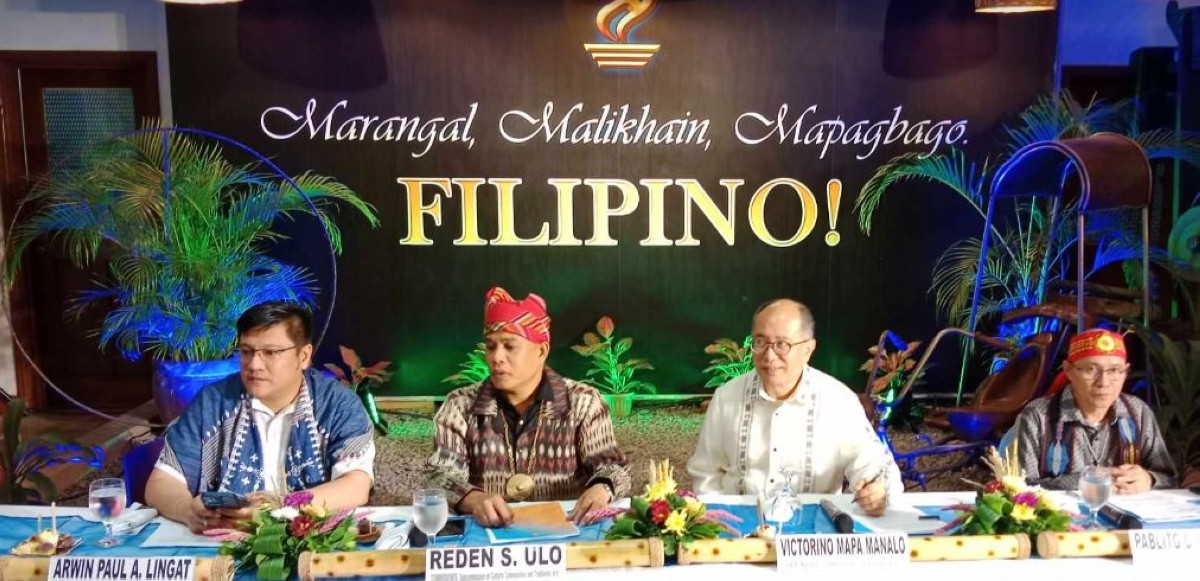 Ni daulo ti National Commission for Culture and Arts (NCCA)  Victorino M. Manalo (maikadua, agpakanigid) ken dagiti dadduma pay nga opisial ti NCCA a da (agpakanawan): Arwin Paul A. Lingat (Head, Northern Cultural Communities); Reden S. Ulo (Commissioner, SCCTA); ken Pablito C. Gonzales (Head, Central Cultural Communities) iti naangay a press conference sadiay Intramuros, Manila itay Septiembre 18, 2024.