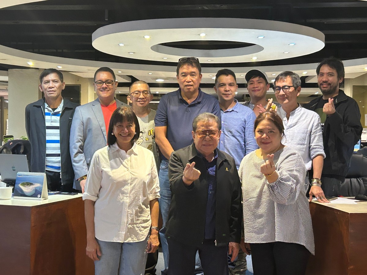 Ni senatorial aspirant Luis “Chavit Singson” (sango, tengnga) ken dagiti editor ti pagiwarnak a Manila Bulletin, kaduada ni VP for Administration (maikadua a linia, kakanigidan) PBGen. Reynaldo Rafal (Ret.)