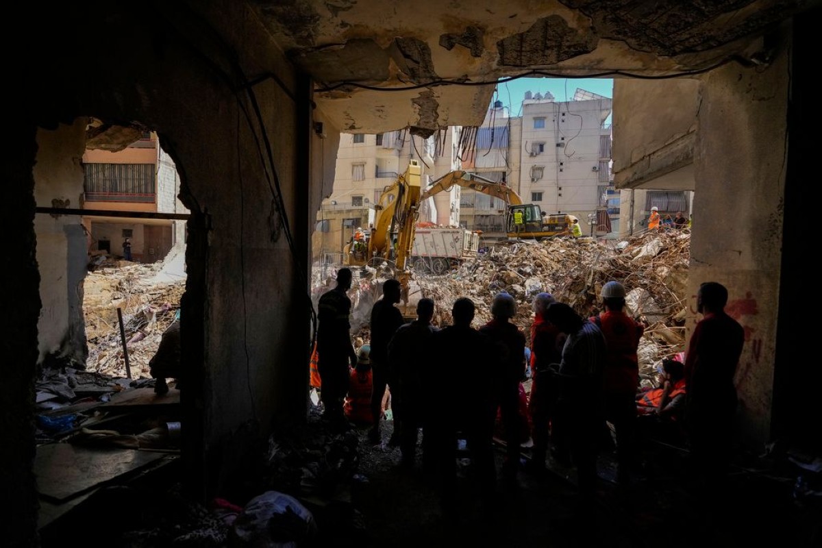 Dagiti emergency worker nga agus-usar iti excavator tapno maikkat dagiti rebba iti lugar a natamaan ti air strikes ti Israel iti akin-abagatan a paset ti Beirut, Lebanon. (AP Photo/Hassan Ammar)