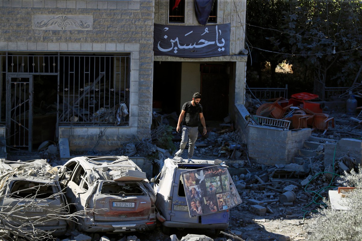 Maysa a lalaki ti agtaktakder iti rabaw ti nadadael a kotse iti lugar a binomba ti eroplano ti Israel iti Saksakieh, abagatan a Lebanon, idi Huebes, Sept. 26, 2024. (AP Photo/Mohammed Zaatari)