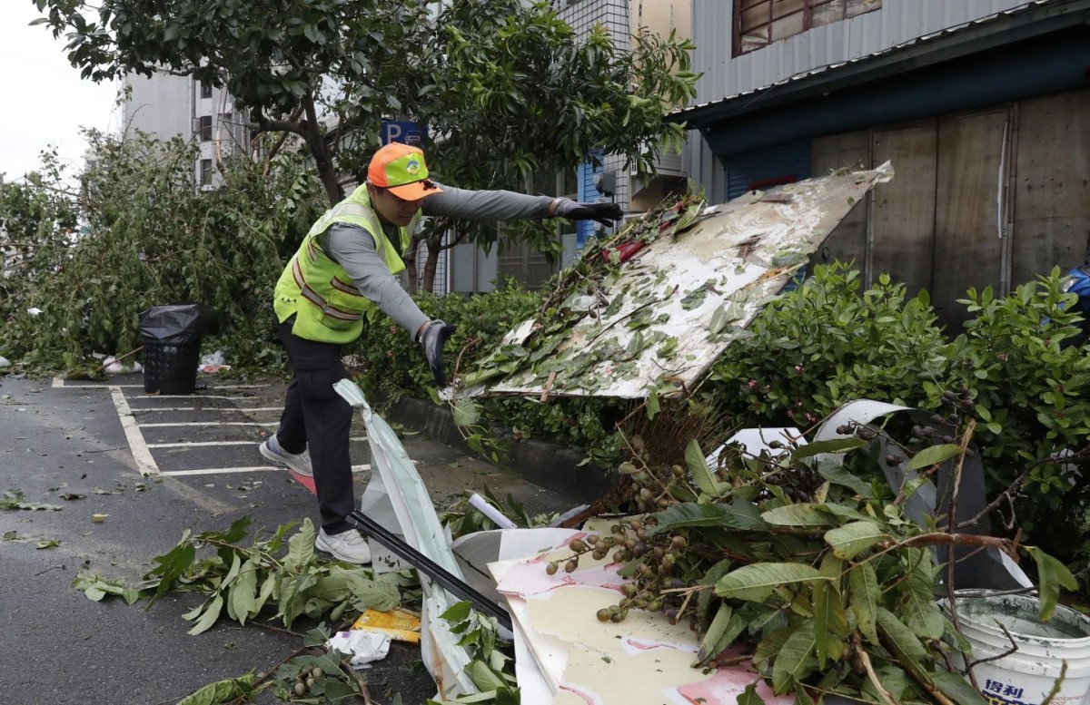 Kalpasan ti bagyo iti Kaohsiung City (AP)