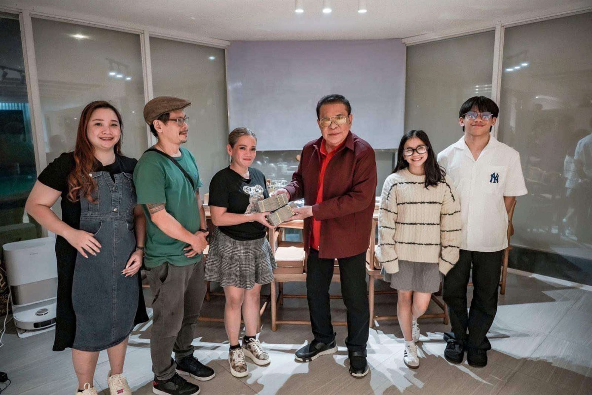 Ni dati a gobernador ti Ilocos Sur Luis “Chavit” Singson (tengnga) iti panangtedna iti PhP1-milion iti Pamilia Yulo. Agpakanawan: Jorielgel (manang ni Carlos), Mark Andrew, Angelica, Chavit,  Elaiza, ken Karl Eldrew.