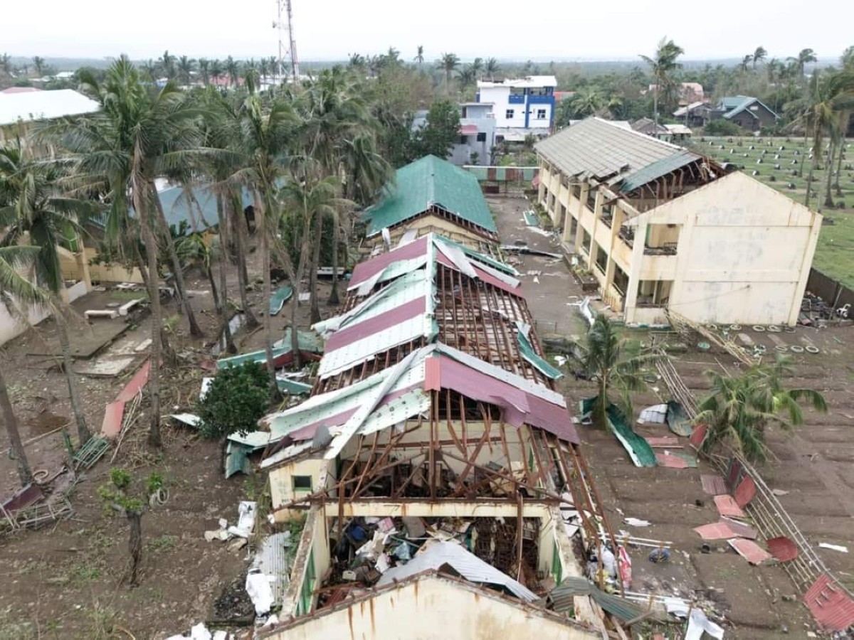 Nagistayan naitayab  amin nga atep gapu iti napigsa nga angin nga inyeg ni Marce iti Buguey North Central School (BNCS) itay Nobiembre 7. (Ladawan: Pammadayaw ti Cagayan Provincial Information Office)