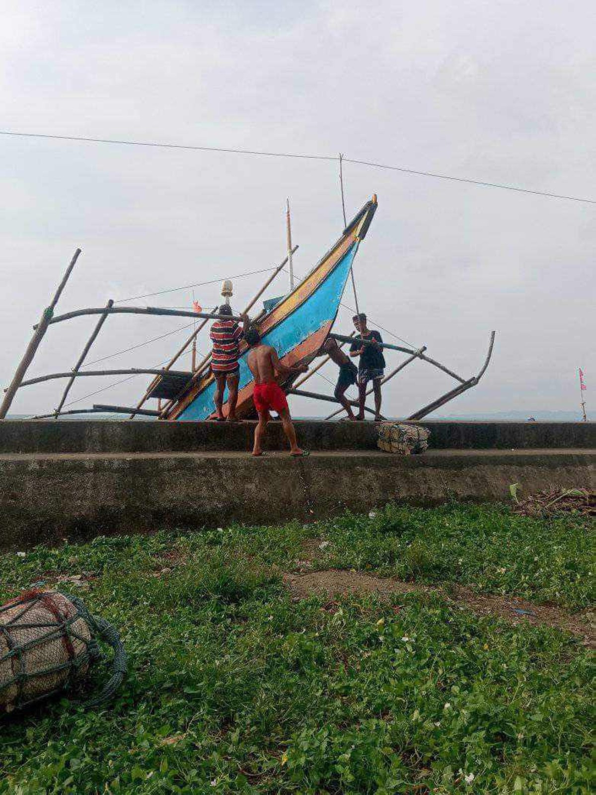 Iti Barangay Binanuahan ken Marinawa, Bato, Catanduanes, isangsang-at dagiti mangngalap ti bilogda kas panagsagana iti yaay ni Bagyo Pepito inton Sabado (Nob. 16). (Pammadayaw ti PNA)