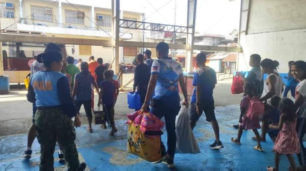 Kas panagsagana ti probinsia iti idadateng ni Bagyo Pepito, maipatpatungpalen ti mandatory evacuation iti  Buhi, Camarines Sur ita, Nobiembre 15. (Pammadayaw ti PNA)