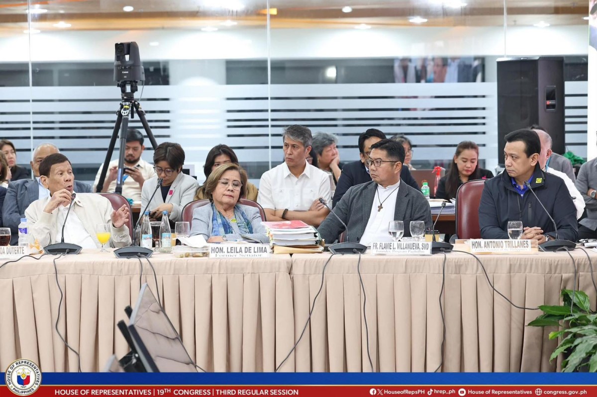 Ni dati a presidente Rodrigo Duterte iti itatabunona iti quad-committee hearing a kaduana ni dati a senador Leila de Lima, Fr. Flavie Villanueva, ken dati a senador Antonio Trillanes IV idi Nob. 13, 2024. (Ladawan: House of Representatives)