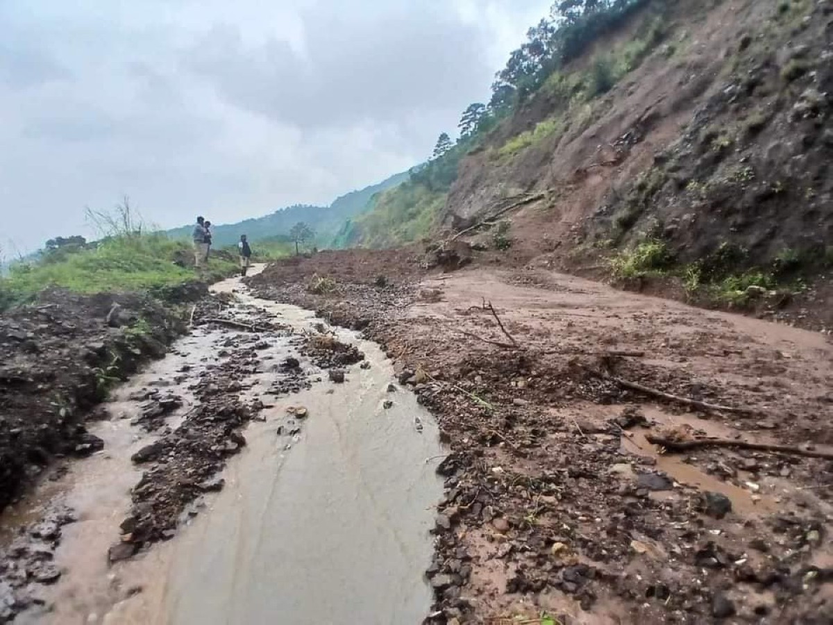 Saan a mabalin a pagnaan ti Pangasinan-Nueva Vizcaya Road gapu iti reggaay. (Ladawan: Pammadayaw ti PIA Nueva Vizcaya)