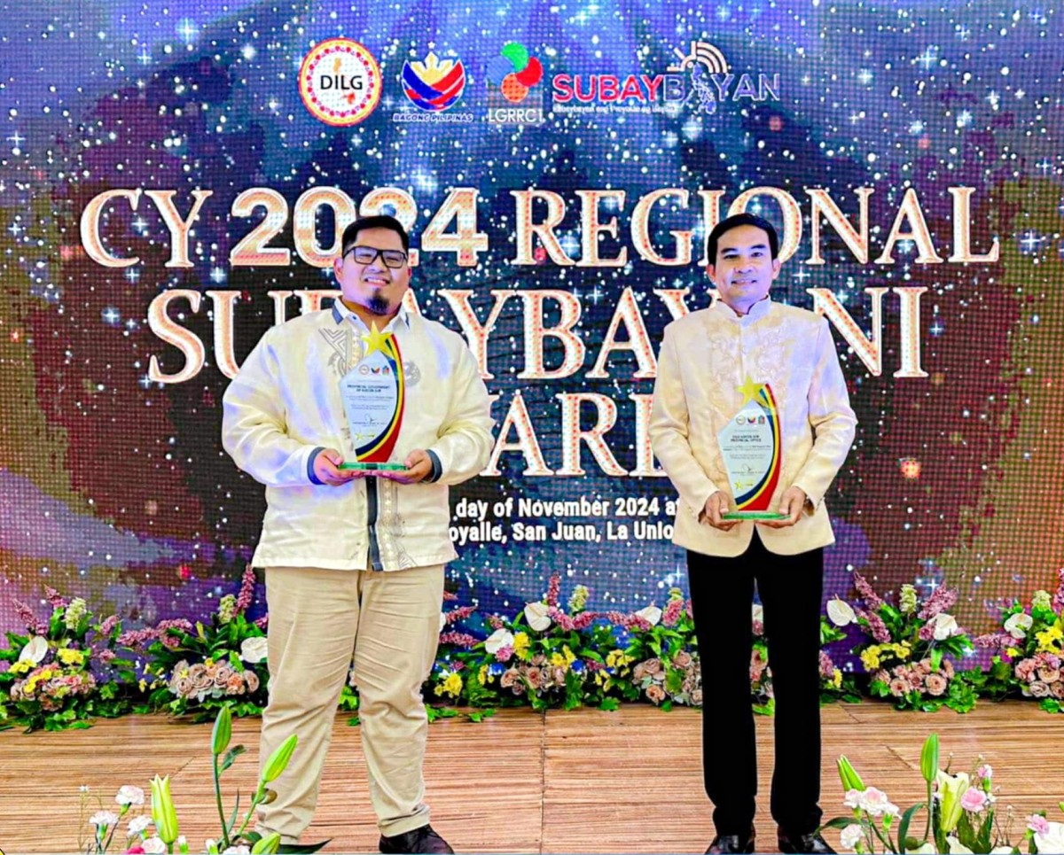 Inawat da Sangguniang Panlalawigan Member Art Constantine Oandasan (kanigid; nangibagi ken ni Gobernador Jeremias “Jerry” Singson)  ken DILG-Ilocos Sur Provincial Director Randy De la Rosa ti Umuna a Puesto iti 2024 Regional SubayBAYANI Awards (Provincial Category) ken umuna a puesto iti 2024 Regional SubayBAYANI Awards (DILG Provincial Office Category) kas panagsaganadda. (Ladawan: Pammadayaw ti Opisina ti Gobernador ken ti DILG Ilocos Sur)