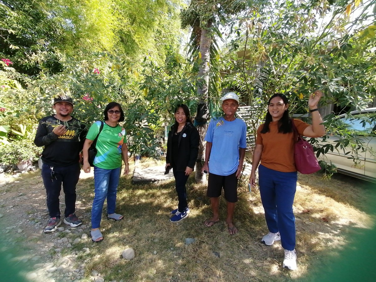 Ni Tata Alejandro ken dagiti mulana a kardis iti arubayan ti balayda iti Bacarra, Ilocos Norte. Kaduana iti ladawan ni Ms. Cely Rivera ti MAO Bacarra ken dagiti agserserbi iti MMSU Extension a da Bernard Polido, Bella Gervacio, ken Sherlyn Nicolas.  