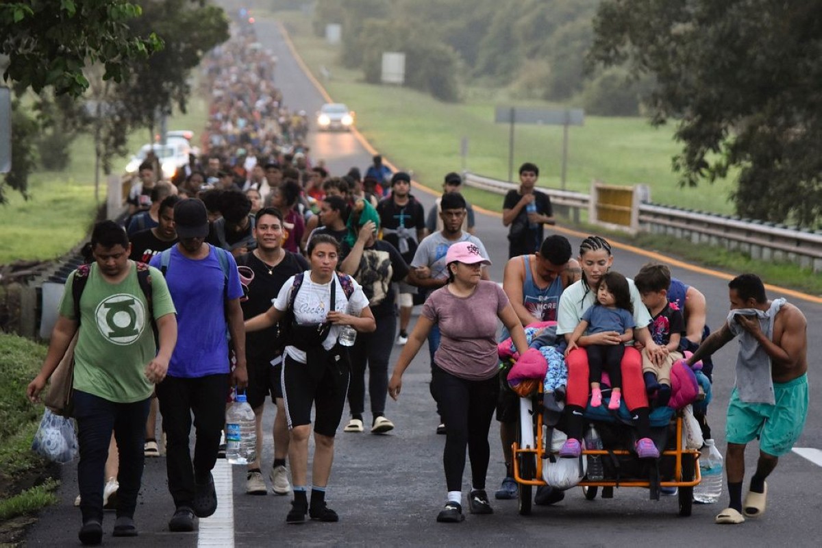 Magmagna dagiti migrante iti Huixtla highway iti estado ti Chiapas, Mexico, idi Okt. 22, 2024, a mangnamnama a makadanonda iti akin-amianan a beddeng ti pagilian iti pananginanamada a makapanda iti US. (Ladawan ti A. P./Edgar H. Clemente, File)
