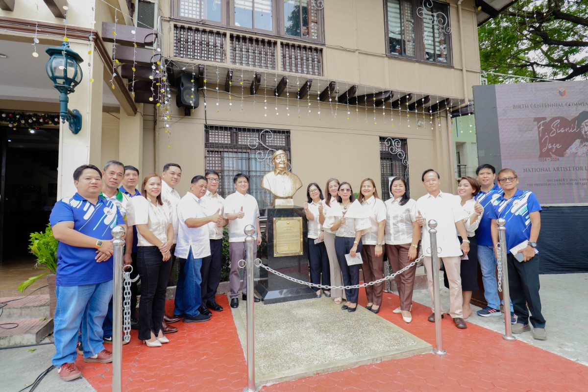 Dagiti kameng ti gobierno lokal ti Rosales, Pangasinan nga idauluan ni Mayor William Cezar (kaabay ti busto) a dimmar-ay iti pannakaiparang ti centennial bust ni National Artist for Literature F. Sionil Jose idi Disiembre 3. (Ladawan: Pammadayaw ti NCCA)