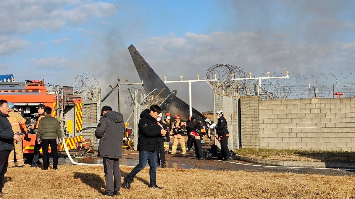 Dagiti bombero ken rescue team bayat ti kaaddada iti Muan International Airport iti Muan, South Korea, Domingo, Dis. 29, 2024 kalpasan ti pannakauram ti maysa a di nasayaat ti panagdissona nga eroplano. (Maeng Dae-hwan/Newsis via AP)
