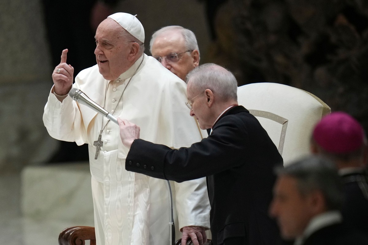 Ni Pope Francis iti panagsaritana iti sanguanan dagiti asosiasion dagiti mannursuro, estudiante, ken nagannak iti Paul VI Hall, iti  Batikano, Sabado, Enero 4, 2025. (AP Photo/Alessandra Tarantino)