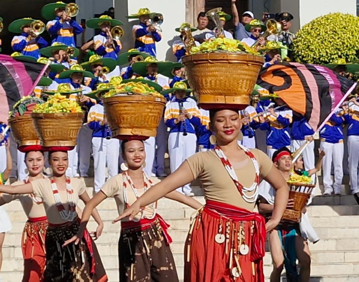 Nakipaset dagiti mannala ti Saint Louis University Center for Culture and the Arts iti pannakayalnag ti Panagbenga Festival iti Baguio City iti daytoy nga aldaw, Lunes, Enero 6. (Zaldy Comanda)