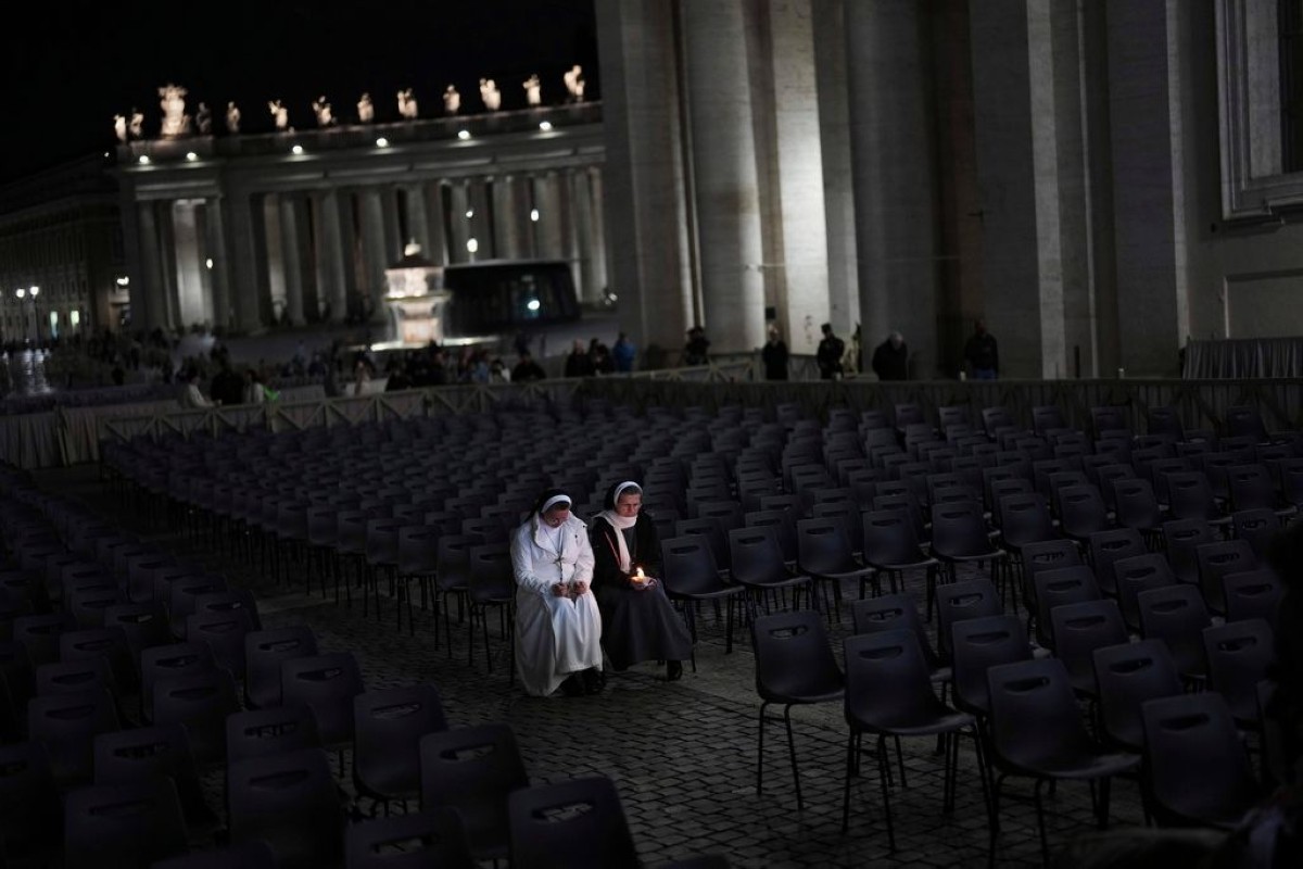 Iti isasangpet dagiti monghe a Katoliko tapno ag-Santo Rosarioda para ken ni Pope Francis iti St. Peter's Square iti Batikano, Domingo, Marso 9, 2025. (AP Photo/Francisco Seco)