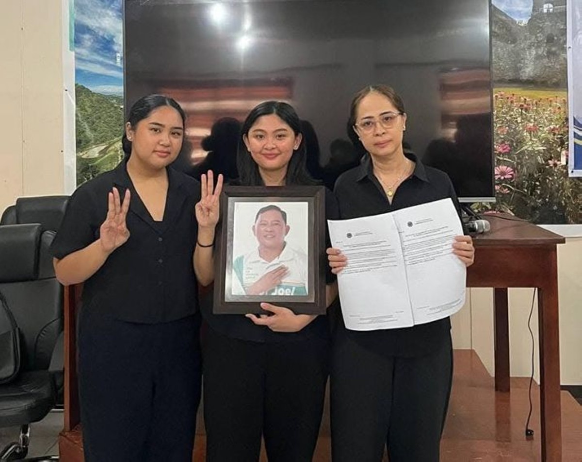 Ni Jamila Ruma (tengnga), kaduana ti kabsatna ken ti nanangna (kanawan).