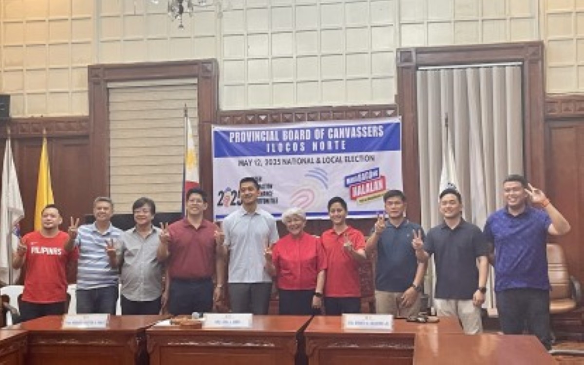 TEAM MARCOS. Dagiti nangabak a kangatuan nga opisial ti Ilocos Norte kalpasan ti proklamasionda iti Sangguniang Panlalawigan Session Hall idi Mayo 13, 2025. (Ladawan ni Leilanie Adriano)