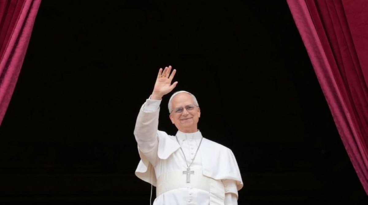 Ni Papa Leo XIV iti balkonahe ti St. Peter's Basilica iti Vatican, iti panangbendisionna kadagiti tattao iti baba, idi Mayo 11, 2025. (AP Photo/Gregorio Borgia)