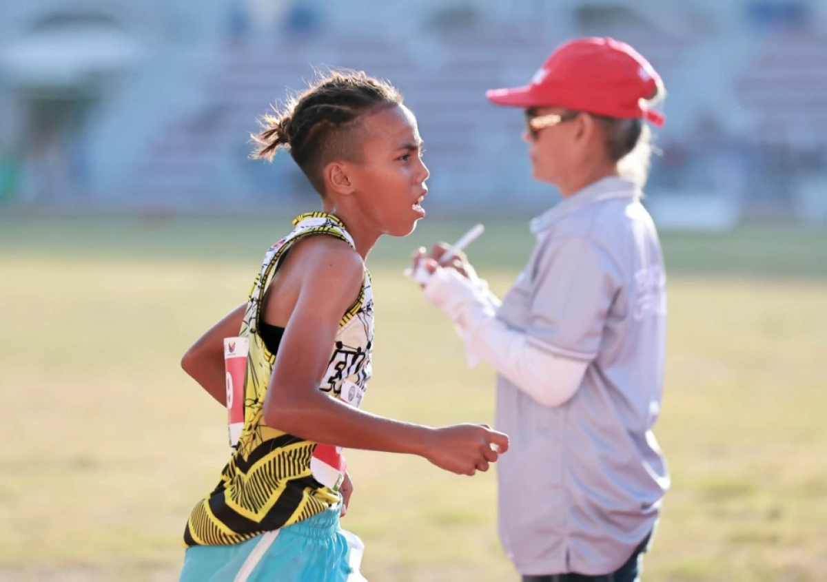 Ni Chrisia Mae Tajarros iti panangabakna iti umuna a Palaro gold iti Laoag. (Rio Deluvio/PSC Media Pool)