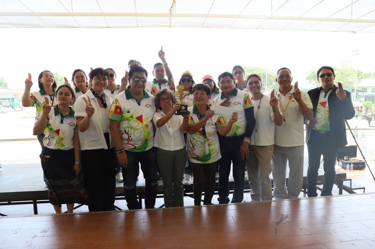 Inawat ni Hon. Remelina Peros-Galam (maikapat iti sango, agpakanawan), Mayor ti Aritao, ti tropeo kas kampeon iti Street Dancing Competition iti naangay a 2025 Grand Ammungan Festival a naangay iti Nueva Vizcaya Sports Complex iti Bayombong, Nueva Vizcaya idi Mayo 24, 2025. Kaduana ni Gobernador Jose V. Gambito (maikatlo iti sango agpakanawan) ken ni Zenaida C. Lor (maikalima iti sango, agpakanawan), ti Tourism Officer-Designate ti Aritao. (Ladawan: Pammadayaw ti Vizcaya Reporter)
