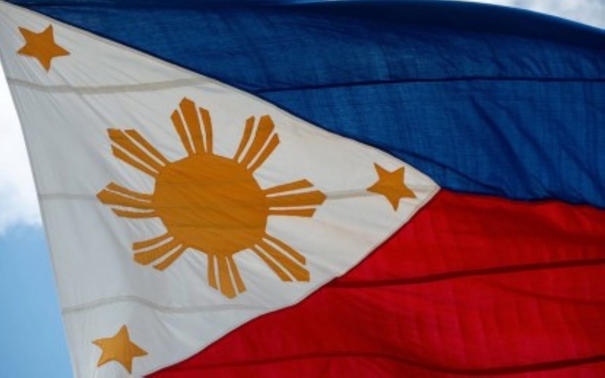 Ti bandera ti Filipinas a naaramid iti inabel a tela, bayat ti pannakalukat ti Palarong Pambansa iti Laoag City, Ilocos Norte idi Mayo 24, 2025. Nagtitinnulong dagiti lokal a mangngabel ken dumadait manipud iti lima nga ili ti Ilocos Norte a nangaramid iti bandera. (Ladawan manipud iti Provincial Government of Ilocos Norte-CMO)
