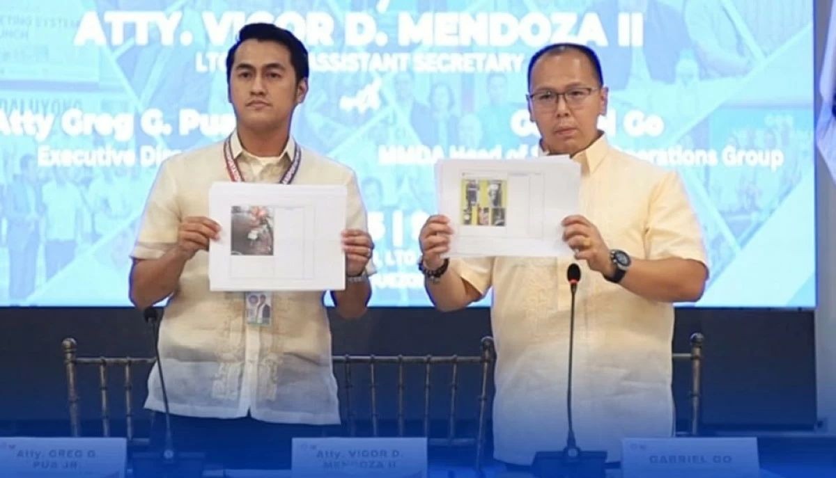 Ipakpakita ni LTO executive director Greg Pua ken ti daulo ti MMDA Special Operations Group a ni Gabriel Go dagiti retrato dagiti rider a nangabbong iti plaka dagiti motorsikloda. Agkidkiddaw ti MMDA iti legal offensive assistance manipud iti LTO kontra kadagiti aglabsing. (Ladawan: LTO)
