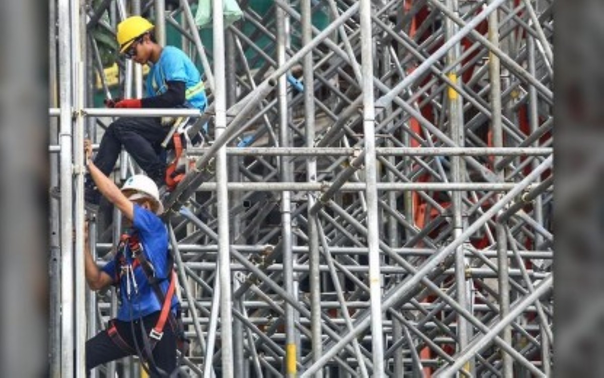 Dagiti trabahador iti maysa a construction site iti Quezon City iti daytoy a retrato a naala idi Abril 2025.(Retrato ti PNA ni Joan Bondoc)
