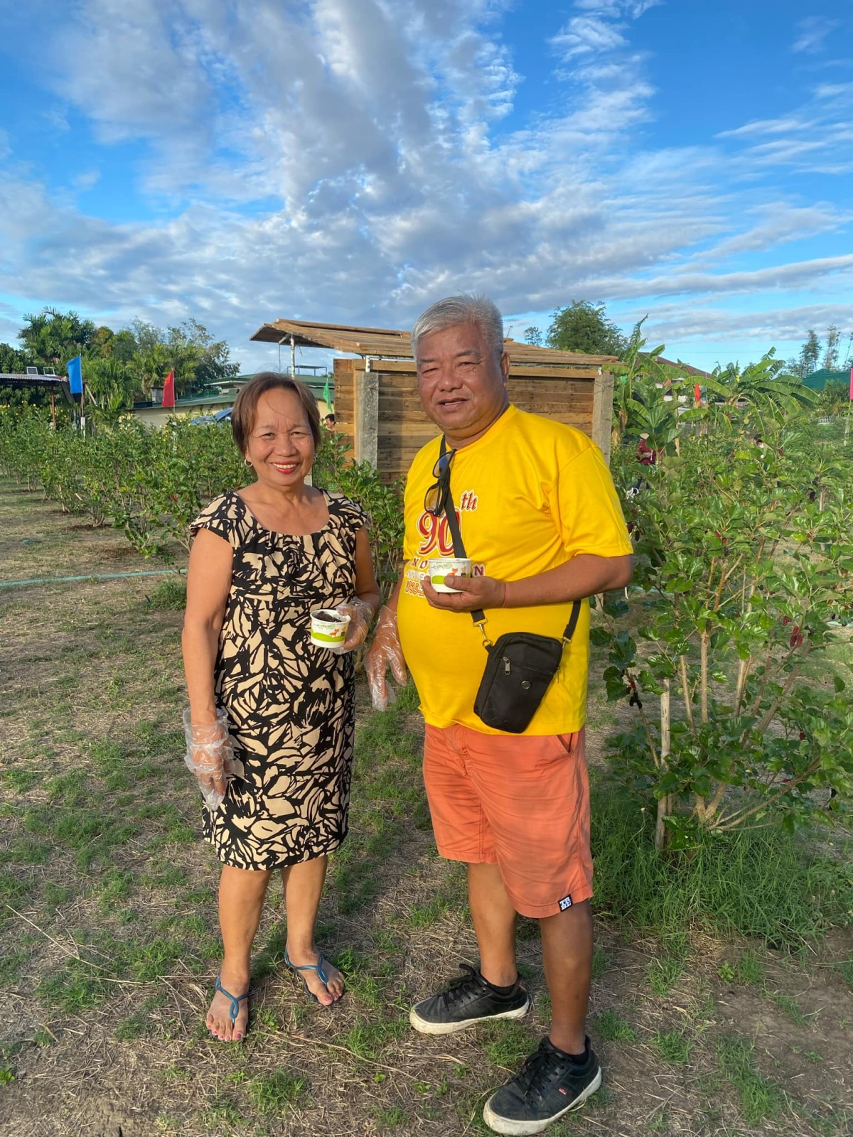 Da Rosario R. Lamug ken Mario T. Tejada (mannurat ti Bannawag) ti Piddig, Ilocos Norte a bimmisita met iti farm.